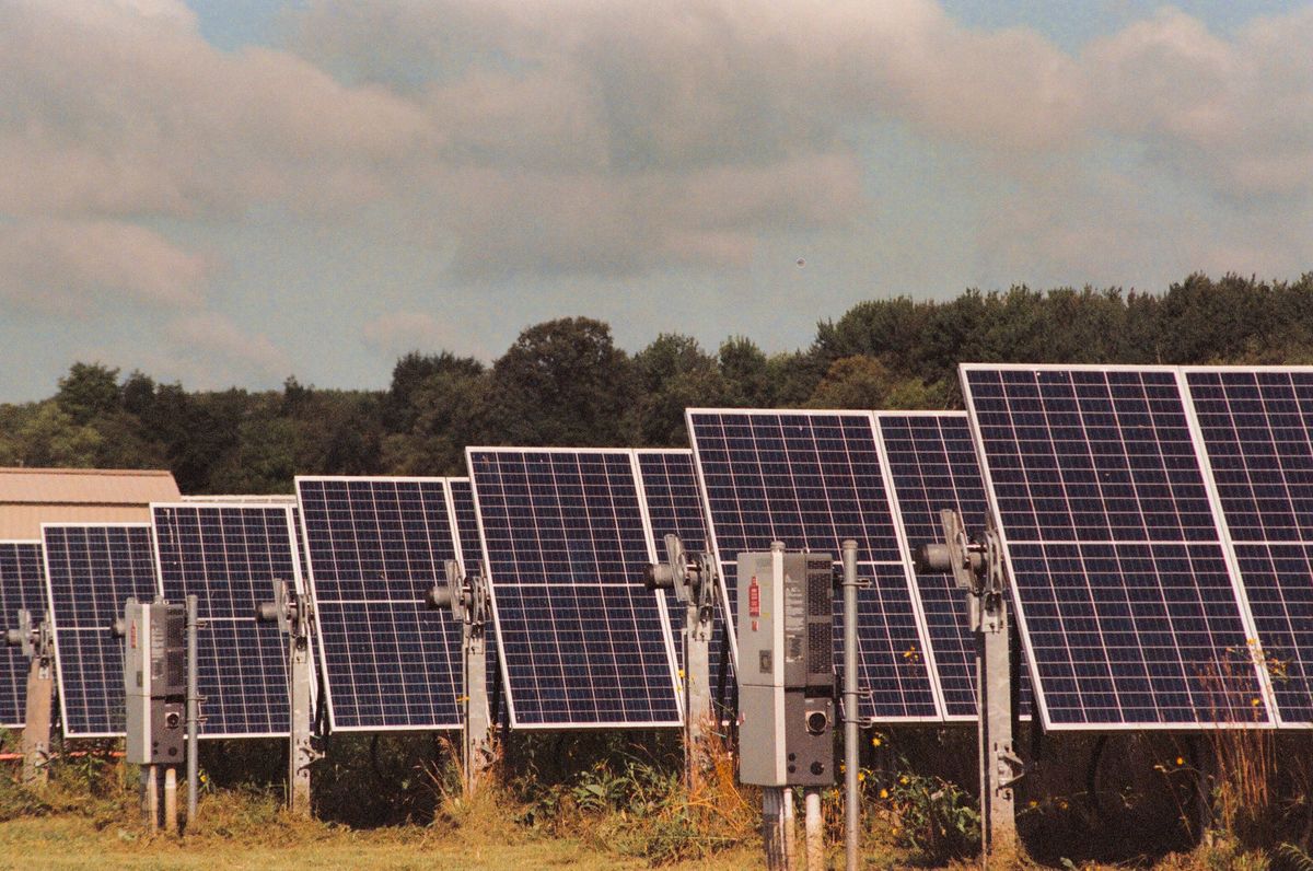 Schone zonnepanelen in helder zonlicht